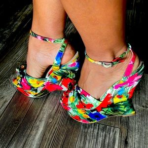 Classic Guess Wedges